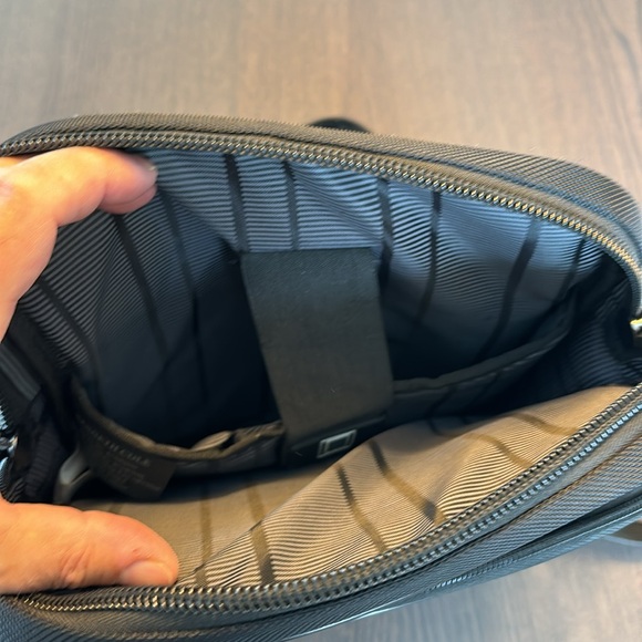 Kenneth Cole Reaction Cross Body Travel Bag - Picture 6 of 8